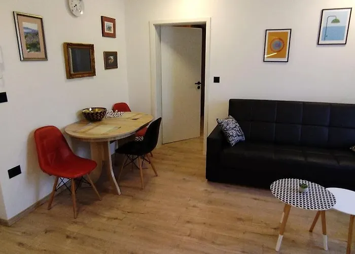 Cute Apartment Marla Art Close To Center