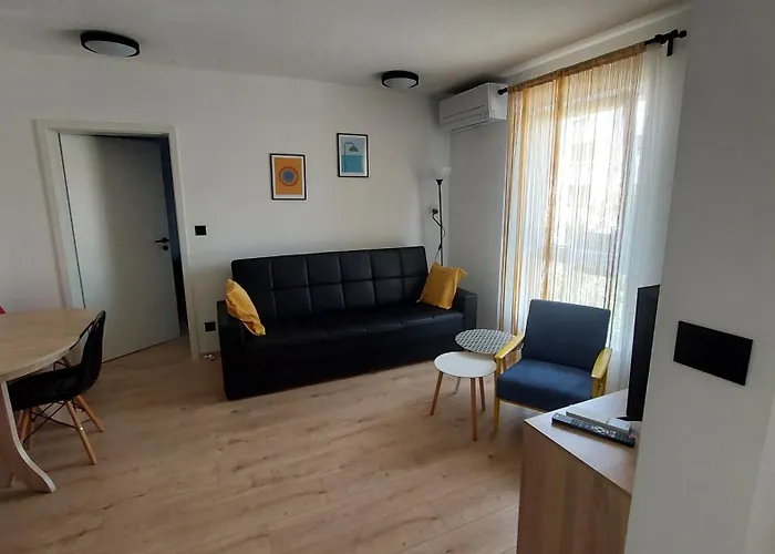 Cute Apartment Marla Art Close To Center